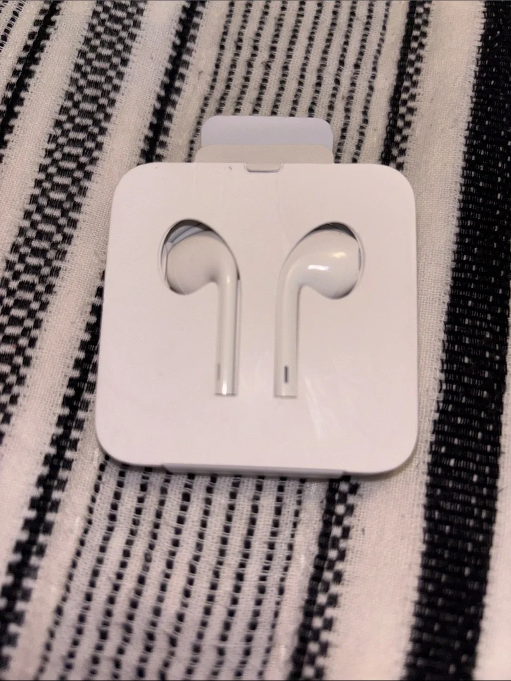 Apple EarPods White Lightning Earphones with Remote and Mic New